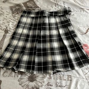 Black and White Plaid Pleated Skirt